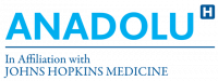 Türkiye’ye onlarca eser kazandırmış olan Anadolu Vakfı, Anadolu Sağlık Merkezi’ni hizmete sunarak bir hayalini daha gerçekleştirdi.

Binlerce yıllık sağlık birikimine ve birçok değerli tıp insanına ev sahipliği yapmış Anadolu’nun değerli mirasına sahip çıkan hastanemiz, bu birikimi insan sağlığına katkıda bulunmak için kullanıyor.

Johns Hopkins Medicine ile eğitim ve kalitenin geliştirilmesine yönelik stratejik iş birliği içinde çalışan hastanemiz; onkolojik bilimler, kalp sağlığı, kadın sağlığı ve IVF, nörolojik bilimler, cerrahi bilimler, dahili bilimler, tanı ve görüntüleme başta olmak üzere tüm branşlarda hizmet sunuyor.

Yaklaşık 188.000 metrekarelik arazi alanı üzerine kurulan, 50 bin metrekarelik kapalı alanda 201 yatak kapasitesiyle çalışmalarına devam eden hastanemiz, JCI (Joint Commission International) akreditasyonu, ESMO (Avrupa Tıbbi Onkoloji Derneği) sertifikasyonlarıyla hizmet veriyor.

Anadolu Sağlık Merkezi, sağlık hizmetine Ataşehir Cerrahi Tıp Merkezi ile Ataşehir’de de devam ediyor. Uydu kliniğinden hizmet alan hastaların işlem arşivleri sanal ortamda tutulabiliyor.

2010 yılı Haziran ayında hastane bünyesinde hizmet vermeye başlayan Kemik İliği Nakli Merkezi’nde aynı anda 22 hastaya kemik iliği nakli gerçekleştirebiliyor. Hastanemizde her zaman birinci önceliğimiz, hastalarımızdır. Bu nedenle, hasta ve hasta yakınlarımızın ihtiyaçlarına ve beklentilerine değer veriyor, huzurlu bir tedavi süreci geçirmeleri, kendilerini evlerinde hissetmeleri için büyük bir özenle çalışıyoruz.