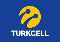 Bir Dünya Şirketi

Turkcell, Türkiye’de kurulmuş; yerleşik, entegre iletişim ve teknoloji hizmetleri şirketidir. Müşterilerine mobil ve sabit şebekeleri üzerinden ses, data, TV hizmetleri ve katma değerli bireysel ve kurumsal servisler sunmaktadır.

Türkiye'de mobil iletişim, Şubat 1994'te Turkcell'in hizmete girmesiyle başladı. 27 Nisan 1998'de T.C. Ulaştırma Bakanlığı ile 25 yıllık GSM lisans anlaşması imzalayan Turkcell, müşterilerine sunduğu mobil ses ve veri iletişimine dayalı hizmetlerin çeşitliliğini, kalitesini ve buna bağlı olarak müşteri sayısını da artırarak gelişimini sürdürdü. Hisseleri 11 Temmuz 2000'de Borsa İstanbul (BİST) ve New York Stock Exchange'de (NYSE) eşzamanlı olarak işlem görmeye başlayan Turkcell, NYSE'ye kote olan tek Türk şirketi unvanına sahiptir. Turkcell aynı zamanda Borsa İstanbul Sürdürülebilirlik Endeksi’nde yer almaktadır.

Turkcell bölgede entegre iletişim ve teknoloji hizmeti oyuncusudur. Birleşik, mobil ve sabit şebeke platformu üzerinden geniş kapsamda yaratıcı ürün ve servis sunmayı hedeflemektedir. Bireysel ve kurumsal müşterilerimizin beklentilerini karşılamak için mobil, sabit ve data servislerimizin tamamını sunabilmenin önemine inanmaktayız.

Turkcell'in yurt dışında da yatırımları bulunmaktadır. 1999 yılında hizmete giren %100 Turkcell iştiraki KKTCell Kuzey Kıbrıs Türk Cumhuriyeti Telekomünikasyon Dairesi ile gelir paylaşımı anlaşması çerçevesinde faaliyet göstermektedir. Turkcell'in Ukrayna'da %100 hissesine sahip olduğu lifecell şirketi Şubat 2005'de mobil iletişim hizmeti vermeye başladı. Belarus'ta ise Turkcell, BeST'in hisselerinin %80'ini Belarus Cumhuriyet Devlet Varlık Komitesi'nden 2008'de satın almıştı. 2011 yılından beri Almanya’da Turkcell Europe markasıyla bulunan Turkcell, Deutsche Telekom’un iştiraki ile yaptığı pazarlama işbirliği ile Almanya'daki faaliyetlerine devam etmektedir.

Turkcell dünyada HSPA+ teknolojisini kullanan ilk operatörlerden biri olmuştur. HSPA+ teknolojisini şebekesinde ilk uygulayan operatörlerden biri olarak data kullanımındaki artışa paralel iki yeni HSPA+ teknolojisini daha hayata geçirmiştir. Turkcell 1 Nisan 2016’da LTE-Advanced ve 3 taşıyıcı birleştirme teknolojilerini kullanarak Türkiye’de 81 ilde LTE hizmetini lanse etmiştir. Turkcell, Türkiye'nin evlere kadar saniyede 1 Gbps'e varan hızlarda fiber data erişimi sağlamaktadır. Turkcell, Türkiye'deki geniş kapsama alanı ve yurt dışında kullanım hizmetlerinin yaygınlığıyla, müşterilerinin iletişim ihtiyaçlarına yüksek kalitede cevap verebilmeyi amaçlamaktadır.